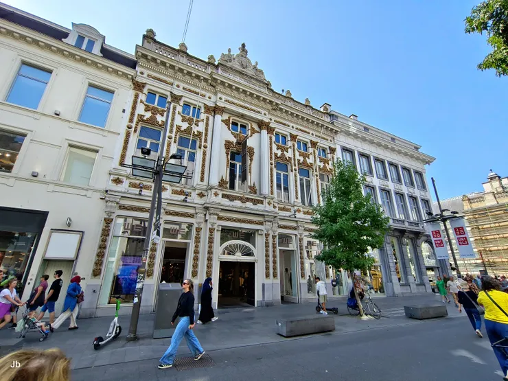 【梅爾街新古典歌德巴洛克建築風 徜徉購物舒爽甚街頭表演看不完】