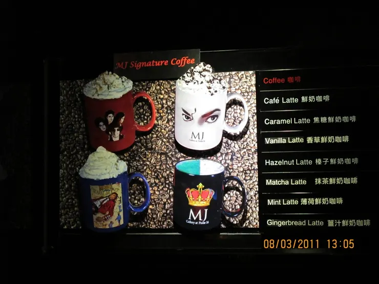 咖啡店當然有咖啡出售，杯子就珍在珍品廊出售的馬克杯。