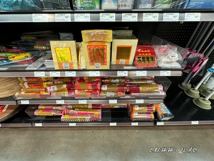 有香有金紙，只是現場沒看到金紙桶，不曉得要怎麼燒😅聽說美國也有台灣的寺廟，或許是去廟裡拜拜用的？