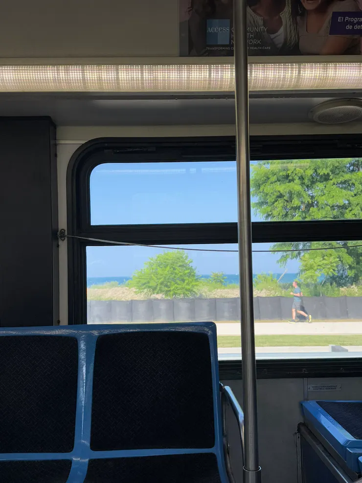 往返市區的街景很美 還能看到美麗的湖景