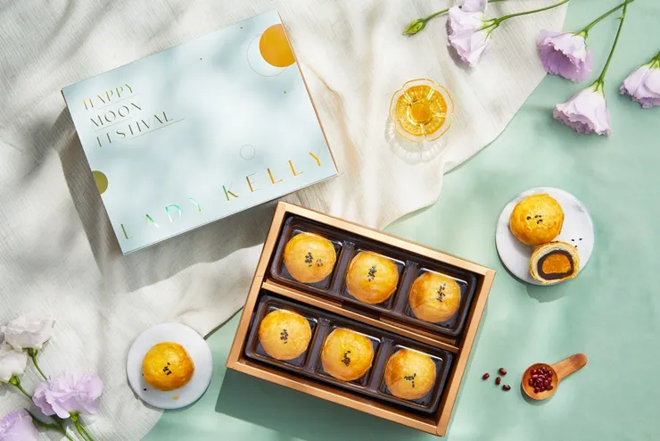 圖說：經典蛋黃酥禮盒質感精巧，節慶送禮盡顯典雅大氣，現在預購還有折扣及免運優惠喔。（資料來源：LADY KELLY）