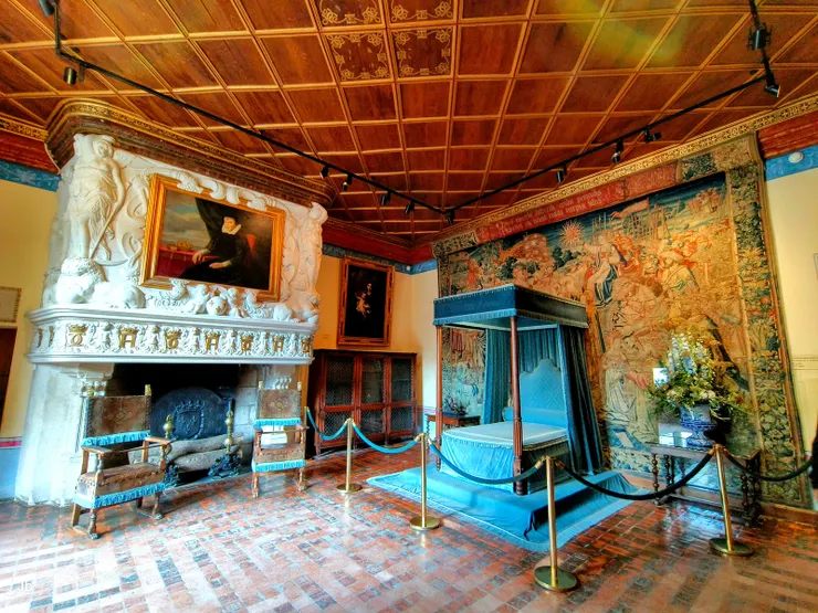 【寵妃的禮物!地面層,黛安娜·德·波迪耶的臥室。她是亨利二世的寵妃,此城堡即國王送她的禮物,她美麗聰明又有商業頭腦,將城堡花園妝點成當時最時尚、最具藝術色彩的花園,並搭建了連接謝爾河兩岸的橋樑,該橋即以她命名。亨利二世死後,王后凱瑟琳‧德‧梅迪西斯住進城堡,強迫她遷居到紹蒙城堡。】