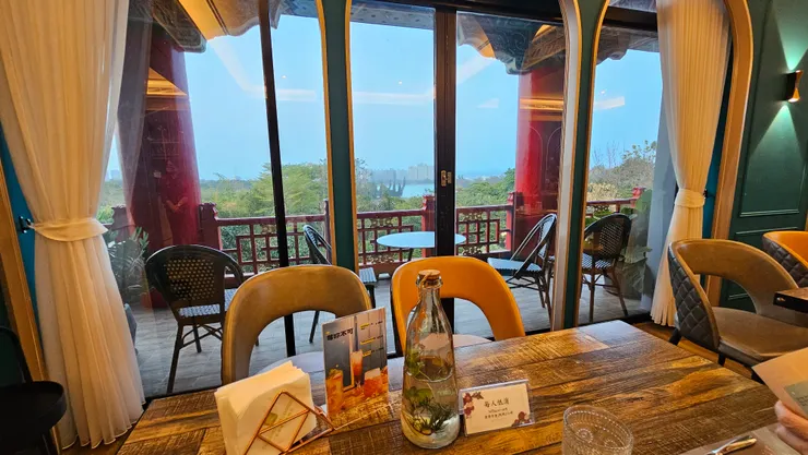 這是高雄圓山大飯店秘境餐酒館的窗外景色!可以看到澄清湖!