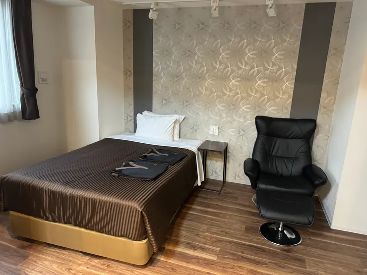 雙人床是小雙人床,睡眠區跟客廳有拉門隔開。