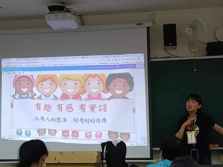 謝謝阿滿老師幫我拍跟大家交流的身影，最後一張投影片，想要肯定在座的所有參與者，我們的想法是最珍貴的， A I可以是我們最良善的共備夥伴。🥰