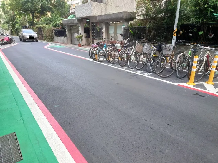 溫州街52巷的減速彎就在公寓樓梯口前面，但這裡並沒有拿機車或腳踏車做實體阻隔。