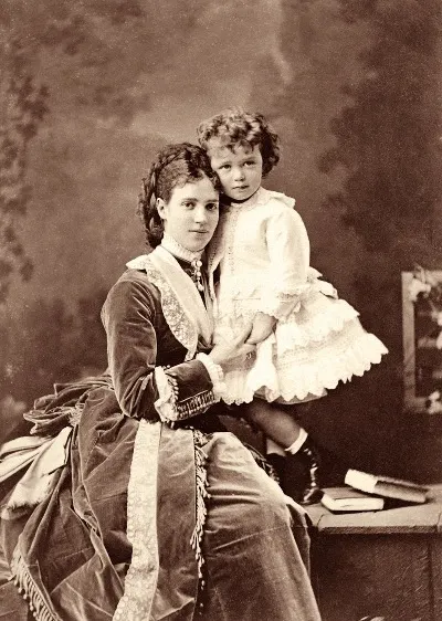 丹麥的達格瑪(明妮)與年幼的尼古拉二世