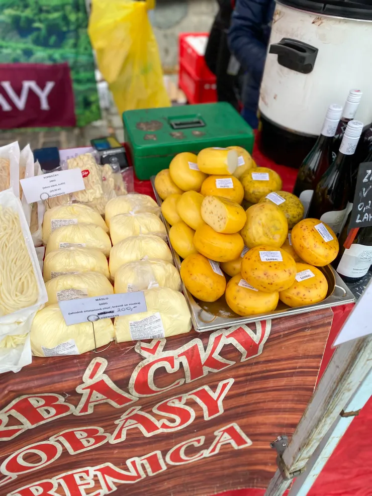 ▲我曾經很喜歡起司，能在起司製作技術蓬勃的歐洲，親眼看到各種不同的起司，我很是喜歡與開心！照片上最右邊成堆的圓形起司裡，有橘黃色的＂Sambal Cheese＂，裡頭添加了辣椒，濃郁辛辣。還有松露風味的＂Truffel Cheese＂和加入葫蘆巴帶有苦甘味道的＂Fenegriek Cheese＂…等，表現出中歐市場常見的，加入各種香草的風味起司。