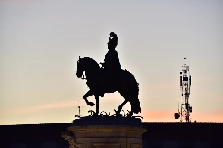 黃昏時,何塞一世像的剪影。