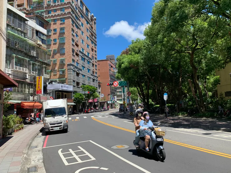 藍天白雲下的街道風景根本是一幅畫🤭❤️