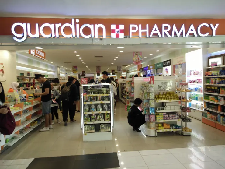 Discovery Mall 有藥妝店!充滿觀光客XDD