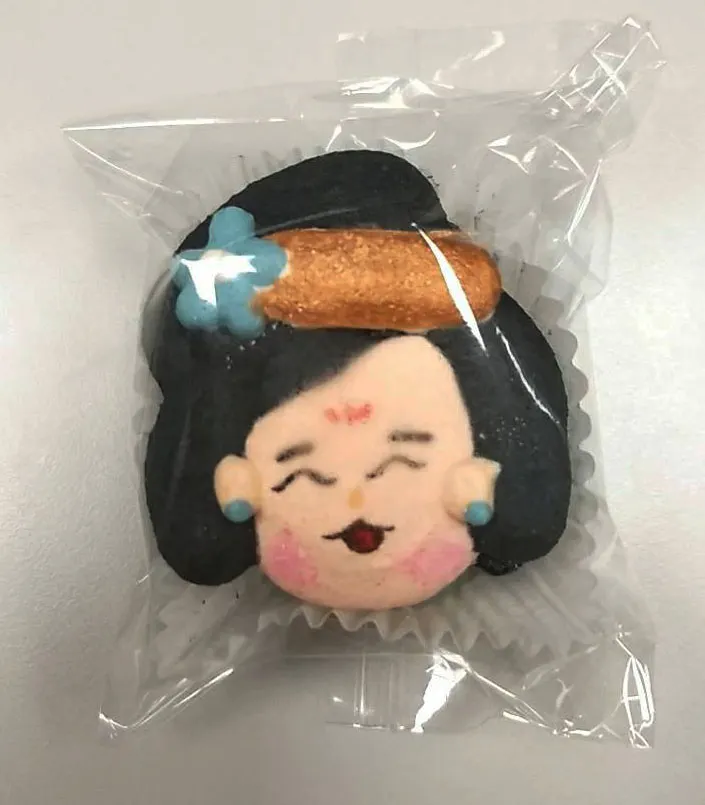 今年收到最神奇的.....月餅?馬卡龍?