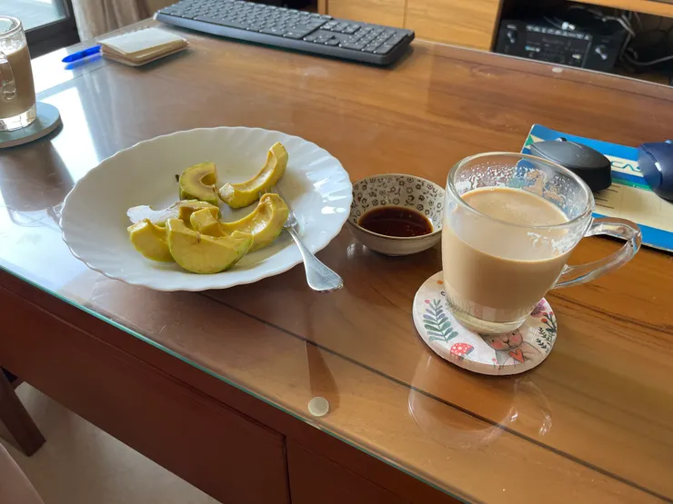 厚醇拿鐵配上酪梨