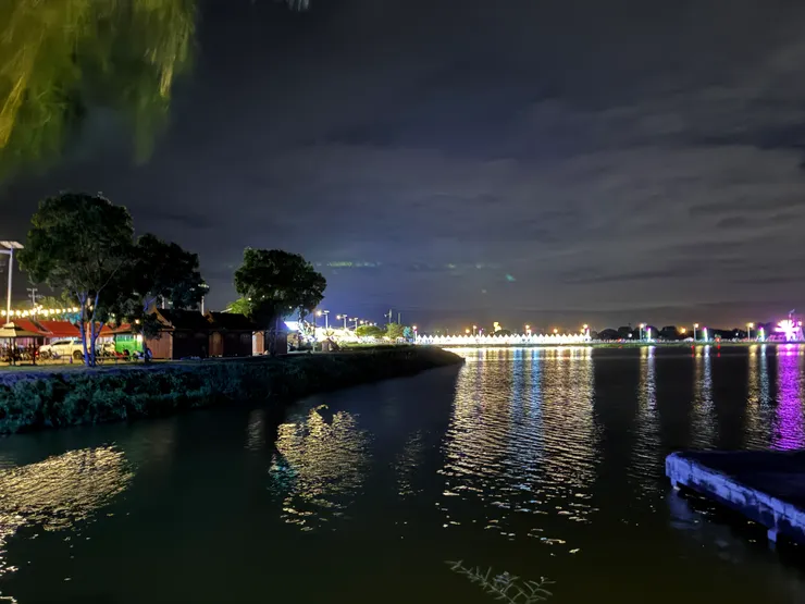 隔著湖面眺望活動會場紅統天堂公園,晚風很是涼爽。筆者攝於2025/09