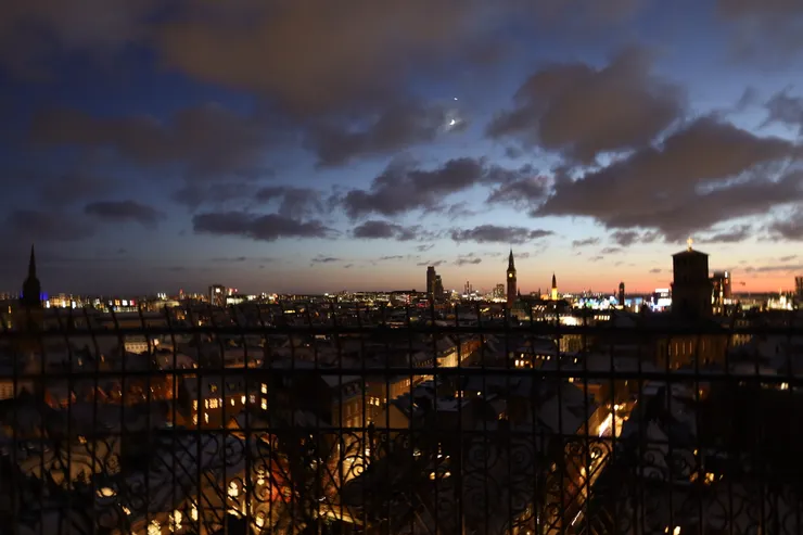 從圓塔向下看的夜景,我覺得哥本哈根的夜很靜謐,沒有過多的嘈雜,是優雅的存在。