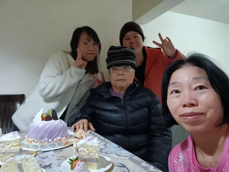 開開心心吃蛋糕生日快樂！