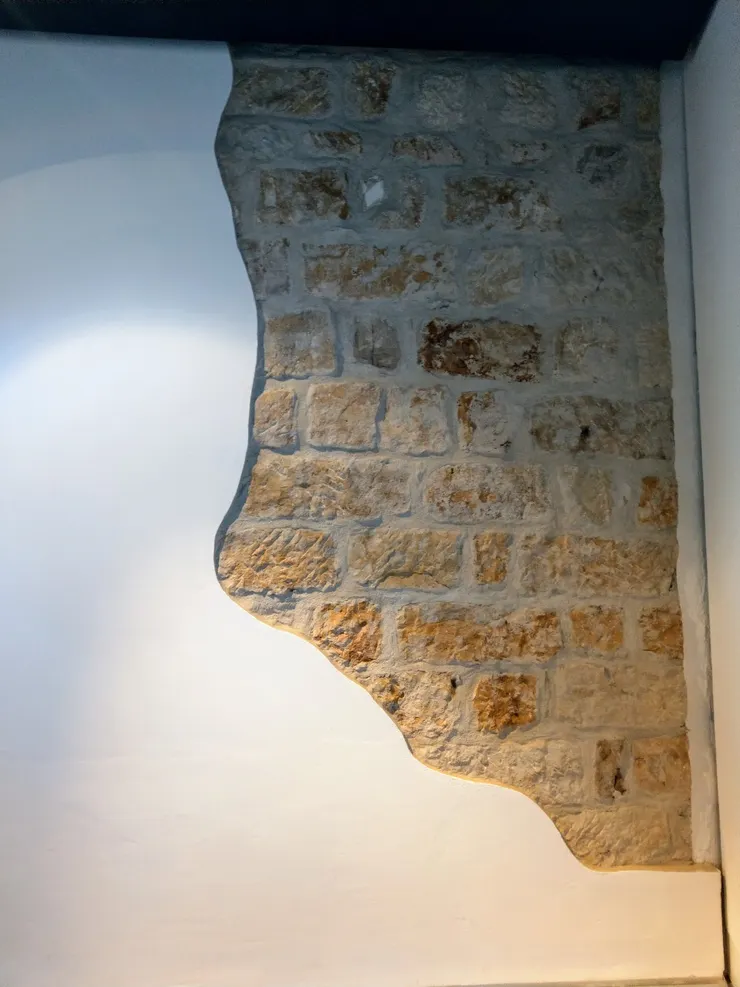 可見內部磚構造的展示牆