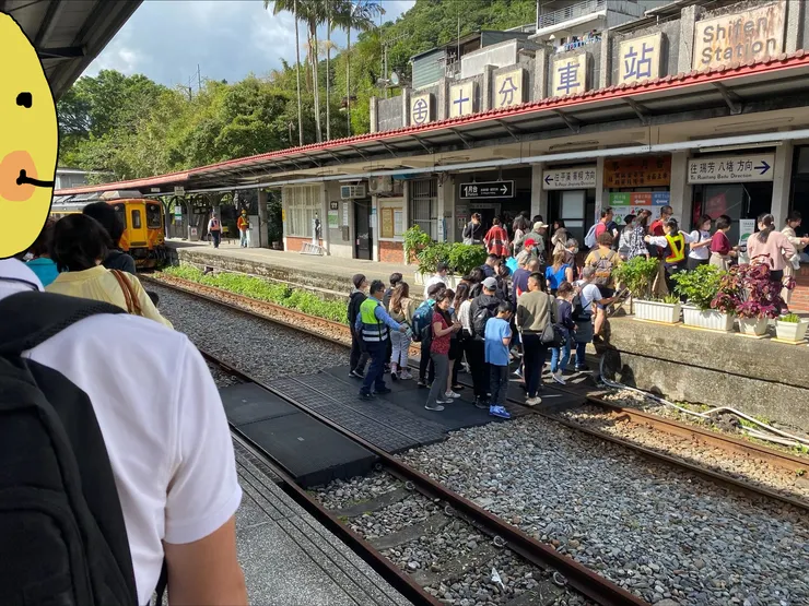 島型月台讓我們必須走下月台，並穿越鐵軌。只是，沒有無障礙坡道。（攝影：抱城。）（用笑臉遮住明顯的臉蛋兒～）