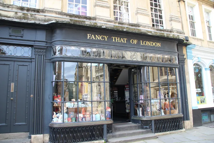 手信店，在市集也有，但市集5點便關門了