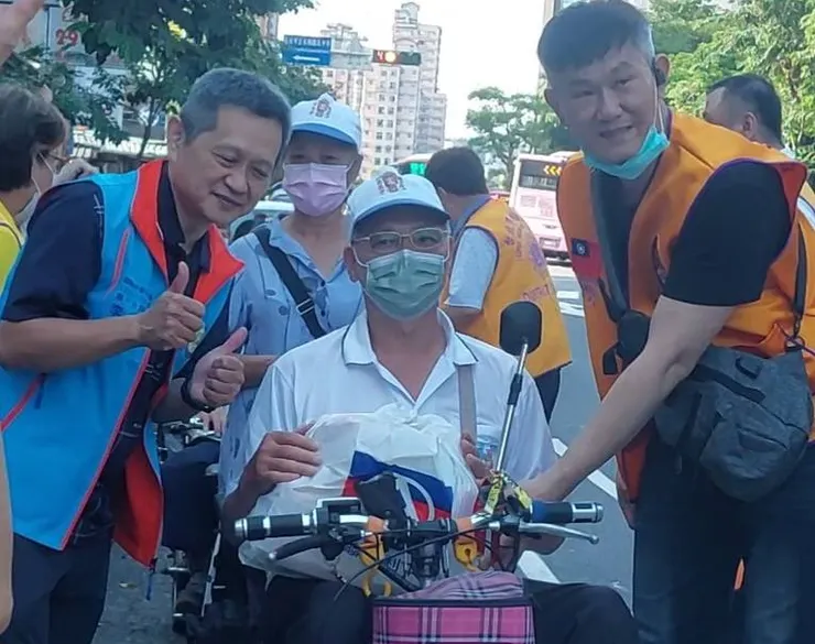 (右一) 建華會長徐儼樟(左一 )第一分區主席李泰儒