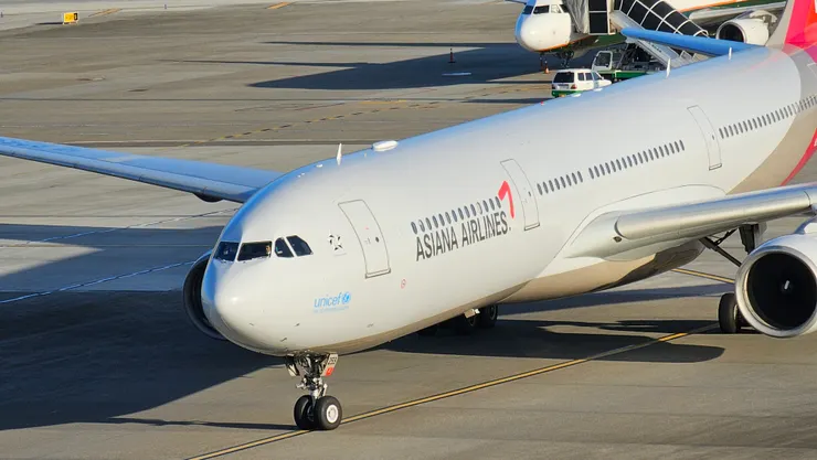 這是韓亞航的空中巴士A330型廣體雙走道客機!