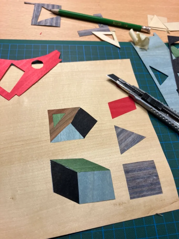 薄木片，透過切割組合不同顏色的木片組合成各種圖樣