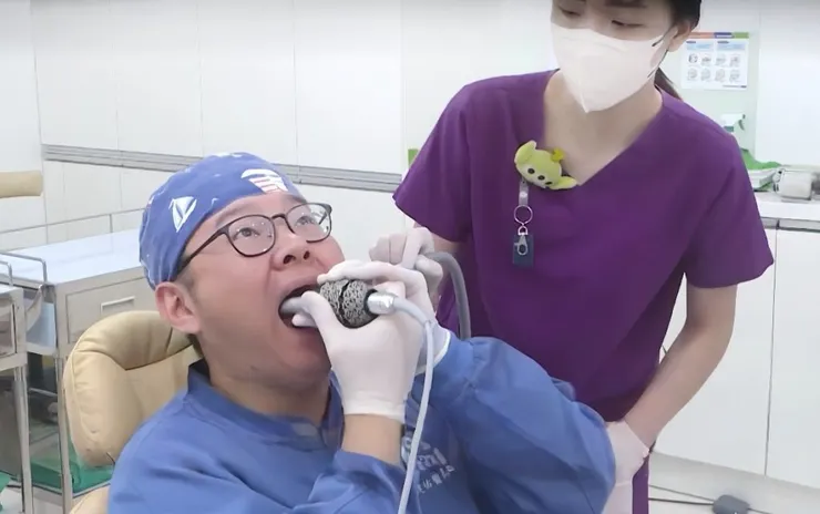 高難度！桃園京鼎牙醫林建佑院長在「植牙DIY」影片引二十萬人熱議。網：根本黑傑克！（圖／京鼎牙醫提供）