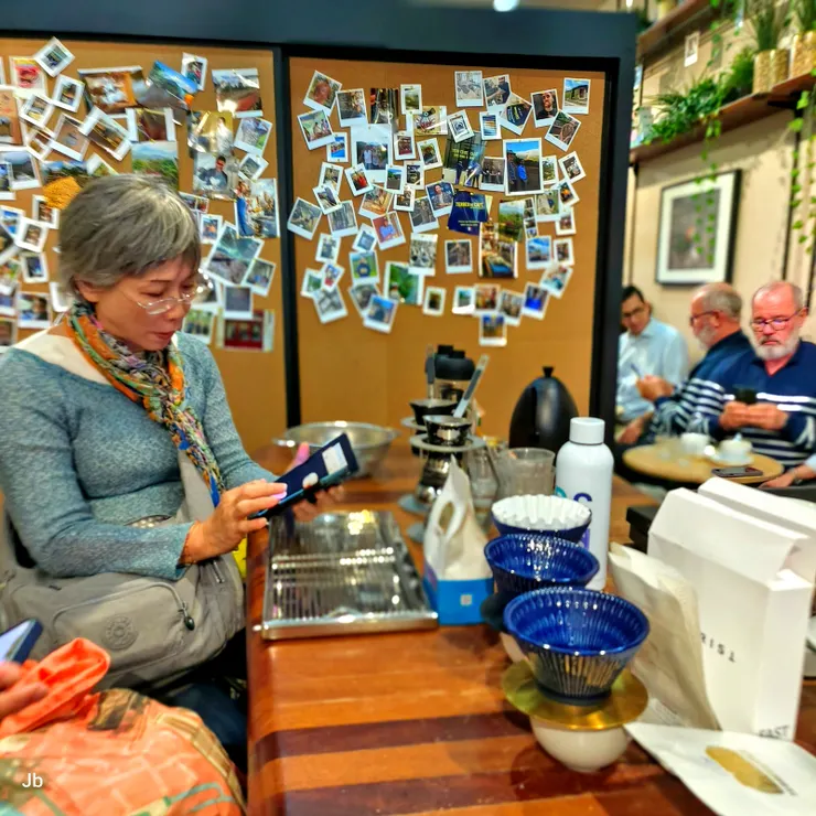 【走走瞧瞧品飲三勿猴手沖咖啡店！巴黎新興的「Terres de Café」咖啡館，網路評價應該不錯，所以怡青會帶我們來見識見識。】