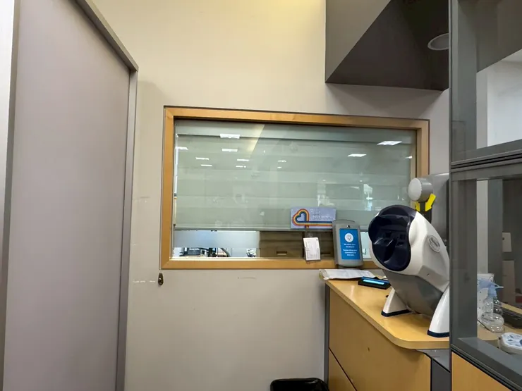 拍照背板是淺色的，記得穿深色衣服