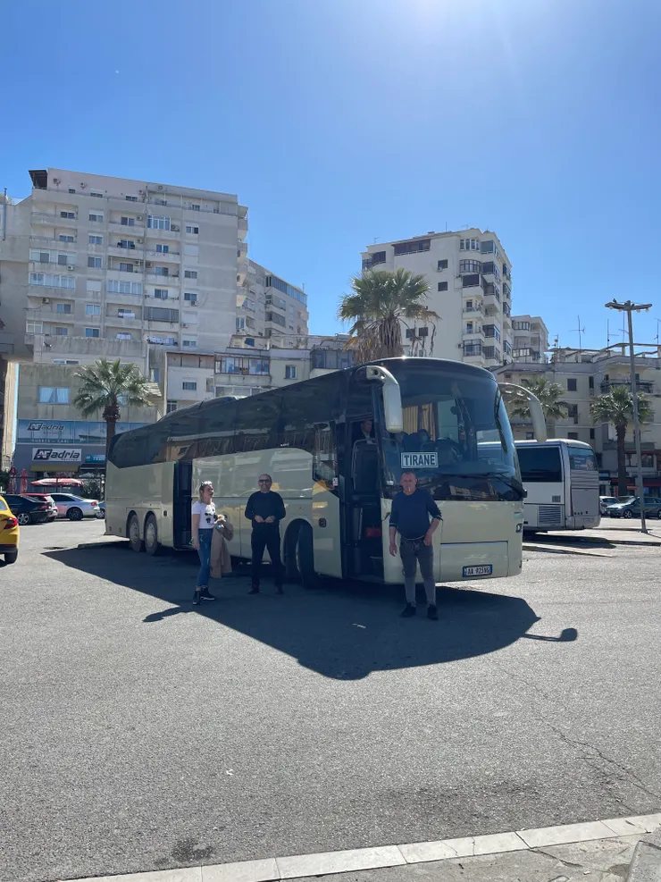Durres 總站出發前往 Tirana 的大巴；票價 180 lek 。