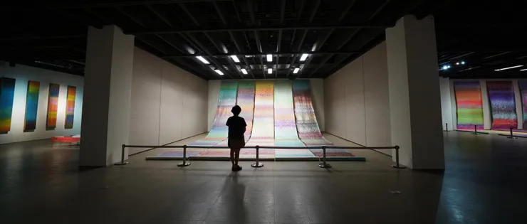 積吶虹光〈彩虹之上-十方世界(自由)〉 : 真正的「自由」是無形無相，無思無想，無障礙；真正的「解脫」是不生不滅，超越時間、空間的中道實相，謂之「無量主義」，無量 = 無限量，象徵自由精神。