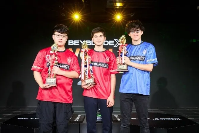 公開組選手合影(前三名)