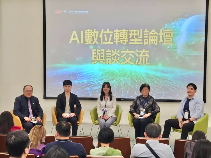 與會專家學者一起與談，討論人資對於AI的對話與解決之道。（圖／1111人力銀行提供）