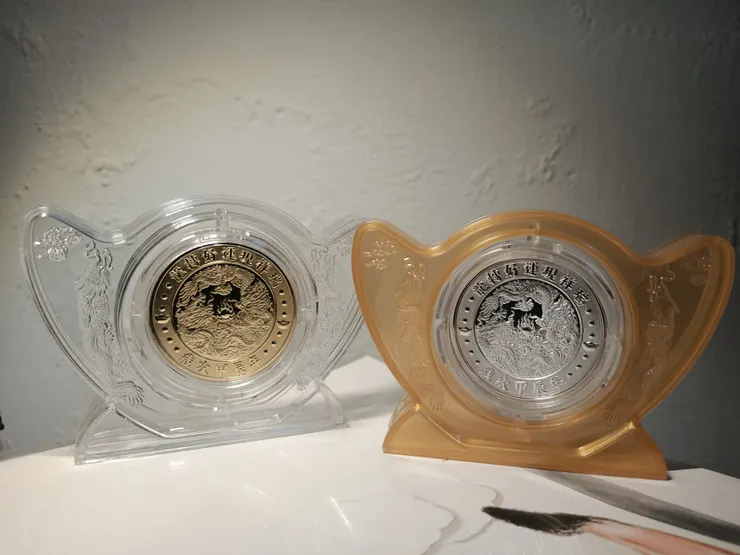 今天是龍年，所以有一面是龍的圖案。