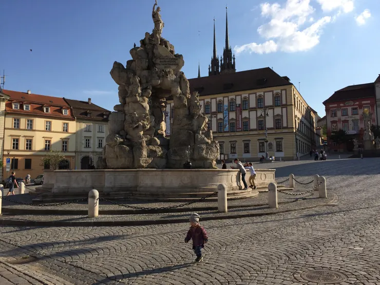 平日攤販清空後，這裡也是很多人溜小孩的好去處