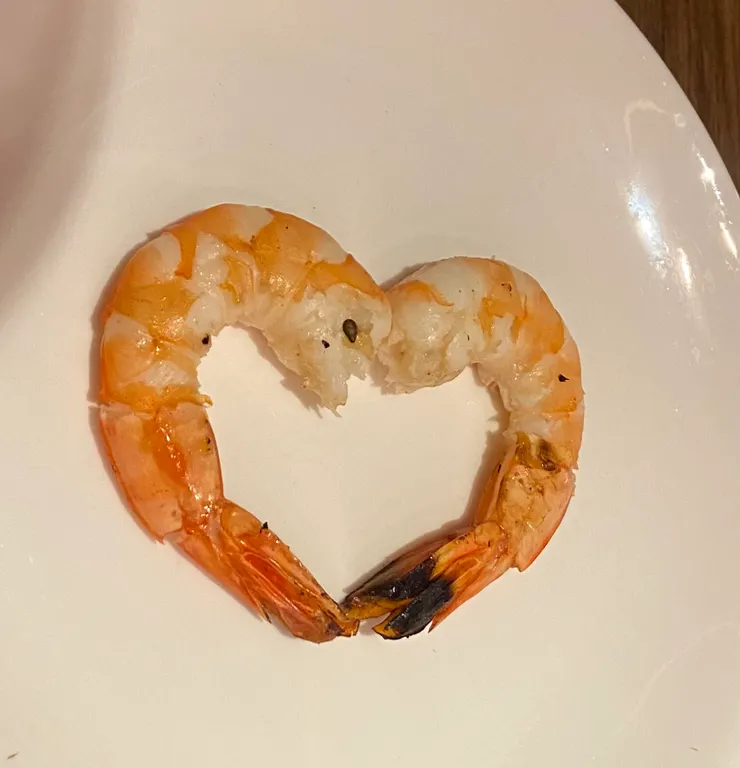 我生日時，我們去吃的燒肉餐廳的愛心蝦。前陣子跟家人去吃，才知道還有剝蝦服務；當時可是我幫你剝殼的