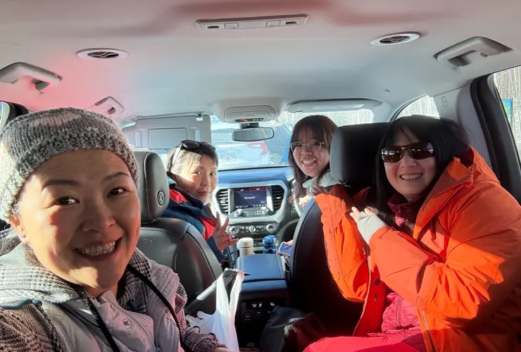 美國和台灣一樣左駕，只是鏡像的照片左右反過來了