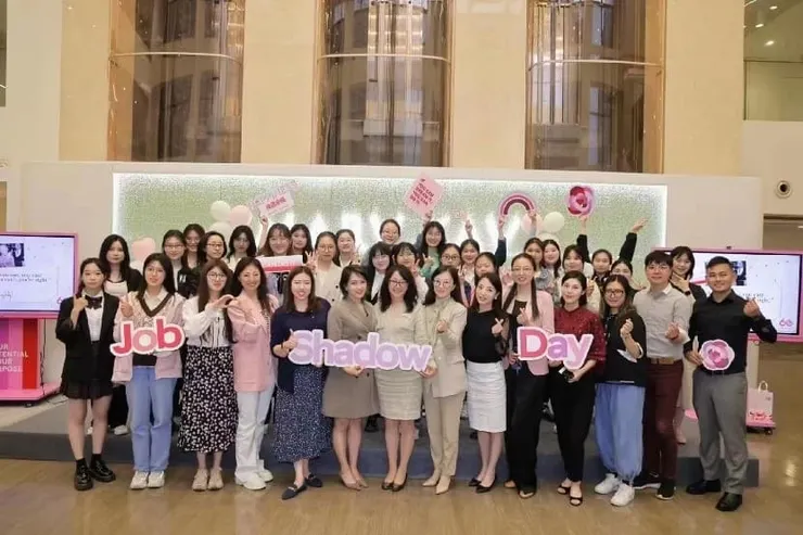 圖說：玫琳凱為迷茫的學生們，傳遞了特別的粉色力量。（圖/玫琳凱）