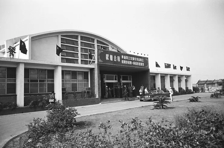 圖4 公路局金馬號行駛於麥克阿瑟公路 案名:1964農復會照片 檔號:0053/0011/1 來源機關:行政院新聞局 管有機關:國家發展委員會檔案管理局