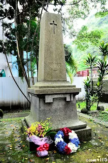 佛國陸海軍人戰死者紀念碑正面以法文撰寫碑文場長到訪前幾小時才有法國議會訪團來過,碑前還留有花束