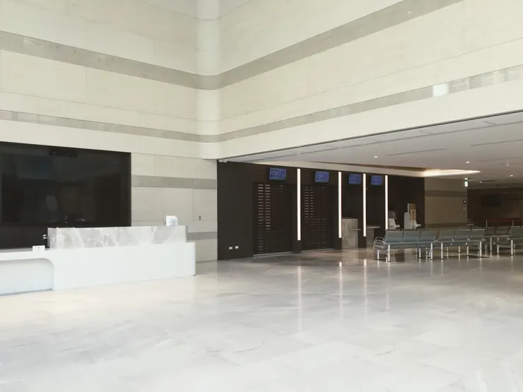 進出登記處 (左側櫃台)