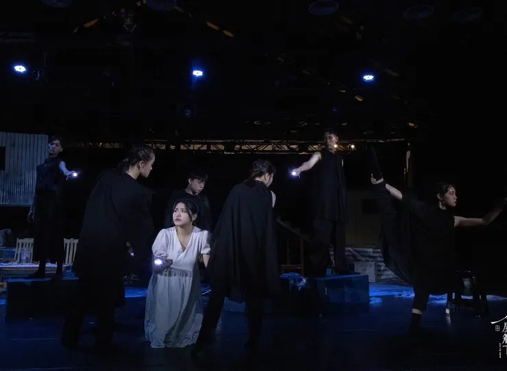 黑衣舞群同時承載太多意象。（圖片來源：https://www.facebook.com/yi.dong.castle）