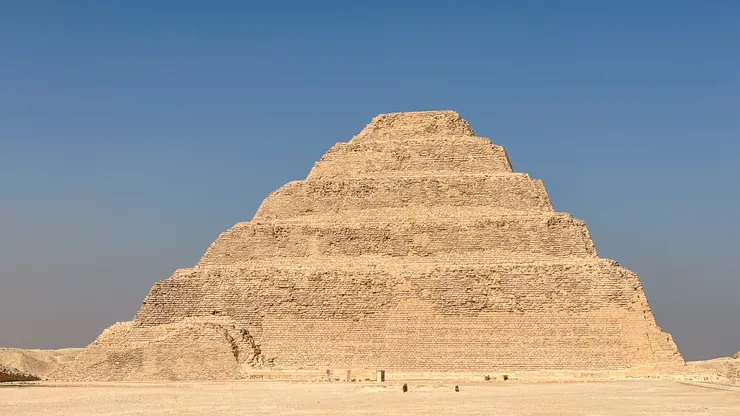 2025 拍攝於階梯金字塔，使用生成式 AI 去掉了路人