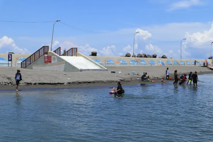 平日上午的戲水民眾