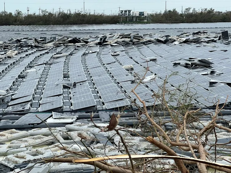 颱風造成太陽能板遭受重創，顯示韌性有待加強