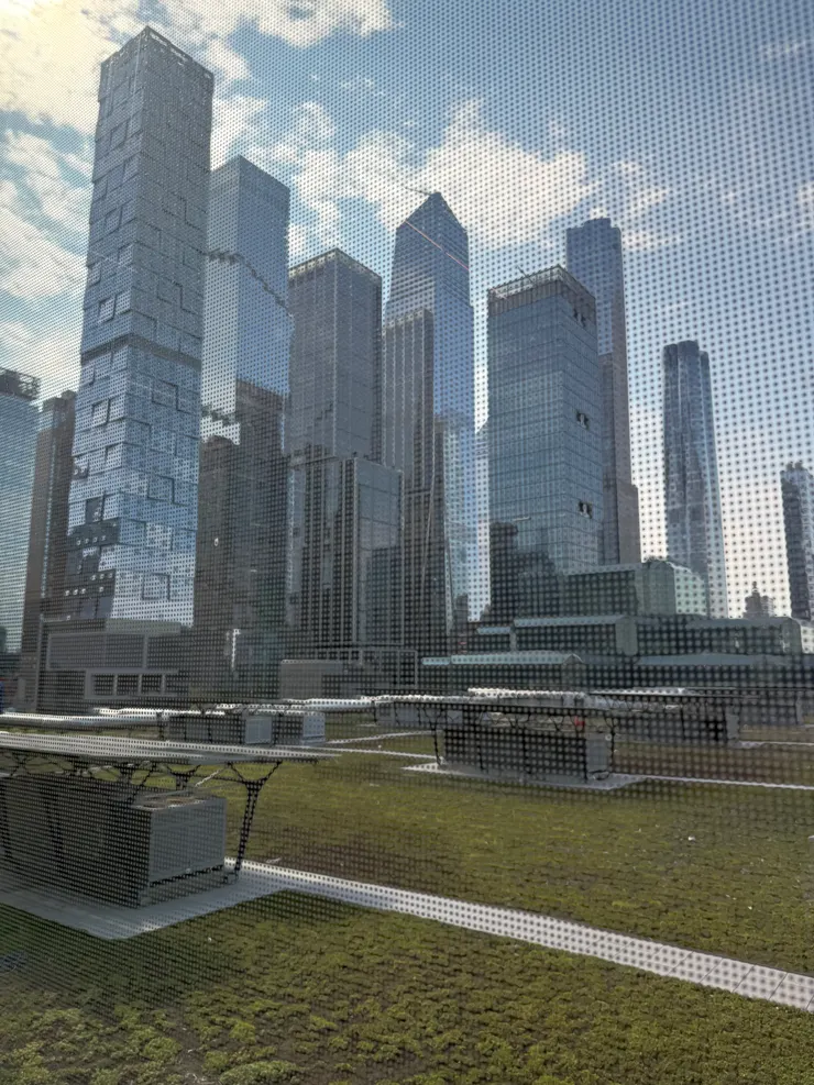 Caption:Javits 6.75 英畝綠屋頂+太陽能與儲能,示範城市型場館的基礎設施轉型。