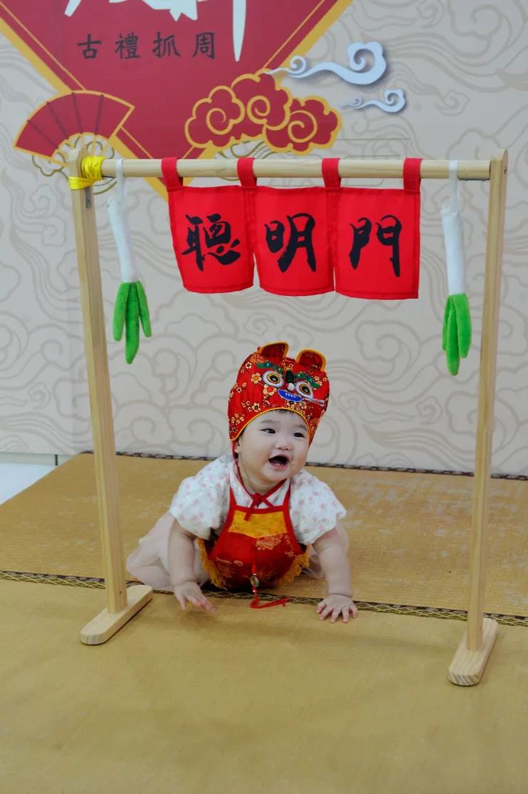 【聰明門下猶疑挪動門柱快些！在聰明門下要過不過的，一直跟大人玩！到底想不想聰明啊？】