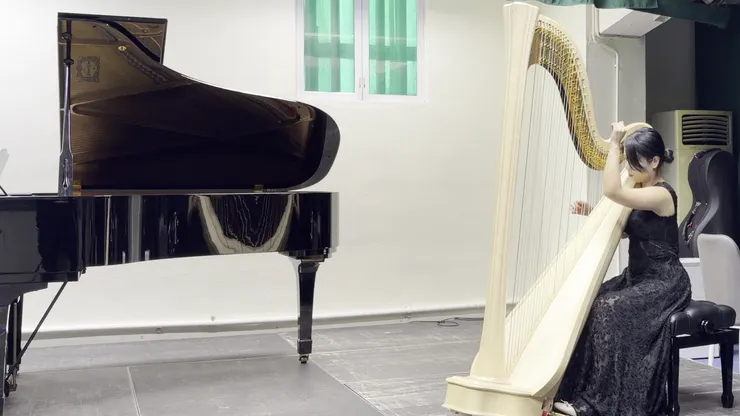 鍾玉敏帶來哈查圖良的《東方舞曲與卡塔》豎琴演奏