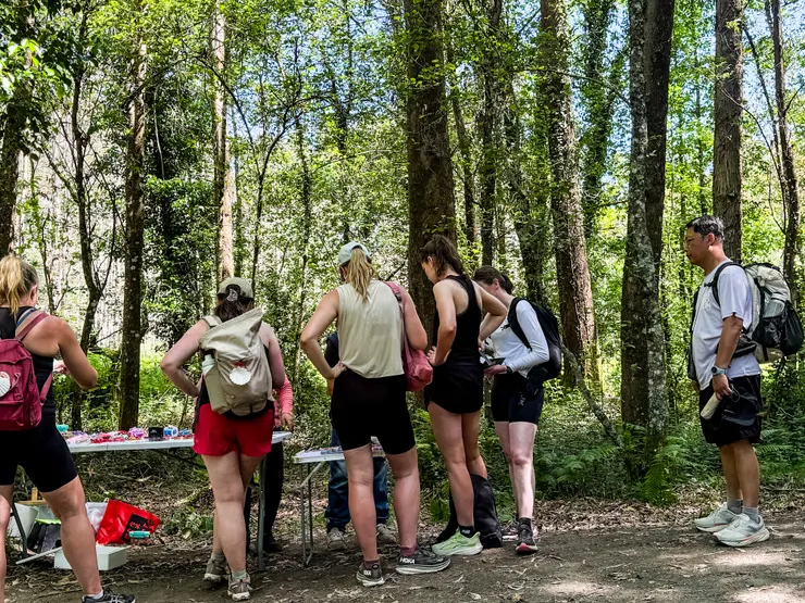 温ㄤ跟著人家在排什麼啦？？！！