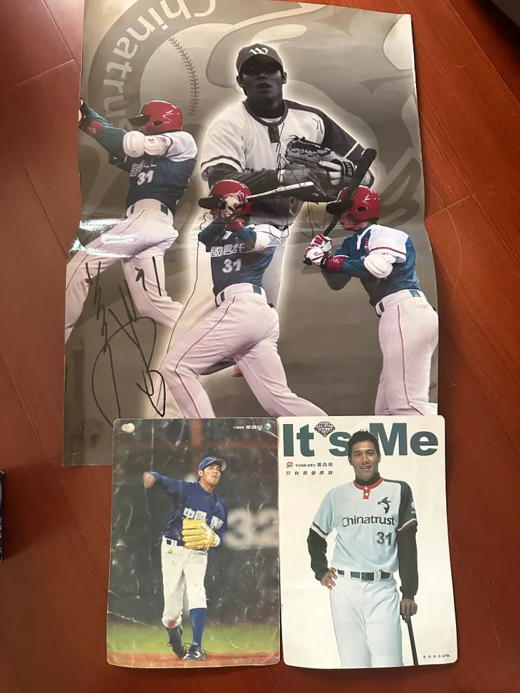 小時候房間門上的海報還有墊板